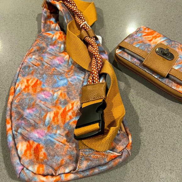 Vintage Style Cross-Body Bag With Matching Wristlet - Picture 9 of 16